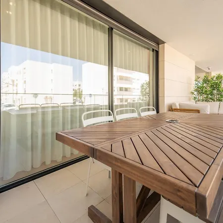 Apartamento By The Marina - Modern With Pools & Gym *
